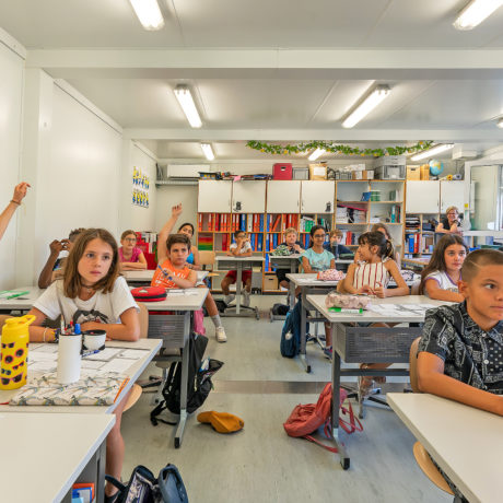 L’école en containers, une nouvelle normalité en Suisse romande