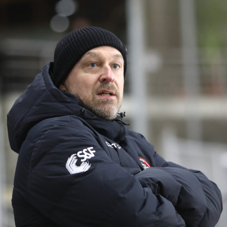 Forward s’incline lourdement dans l’acte I