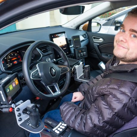 Handicap: aux manettes, il conduit sans volant