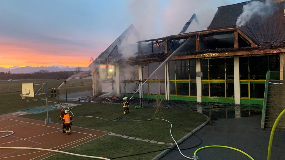 Une aile du collège de Bière dévorée par le feu