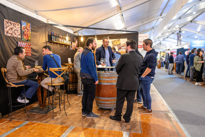 Le Salon des vins Divinum s'ouvre aux crus étrangers, mais il fait aussi et surtout la part belle aux produits des vignerons locaux.
