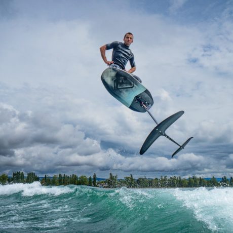 Il surfe sur la tendance du pumpfoil à Préverenges