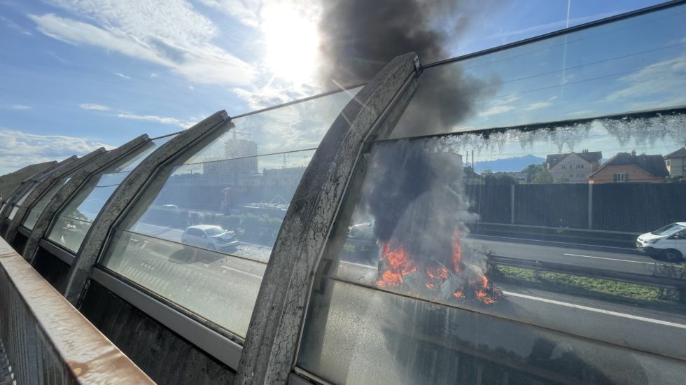 Morges: autoroute fermée pour une voiture en feu