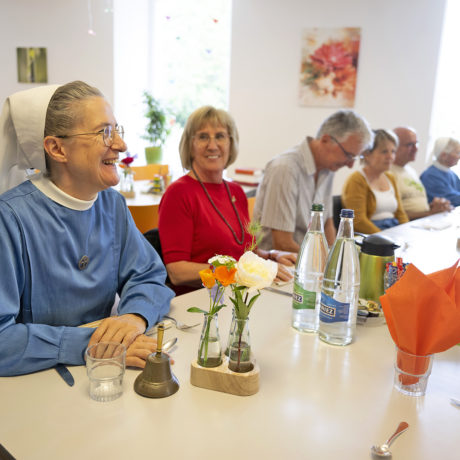 Des couples au côté des diaconesses