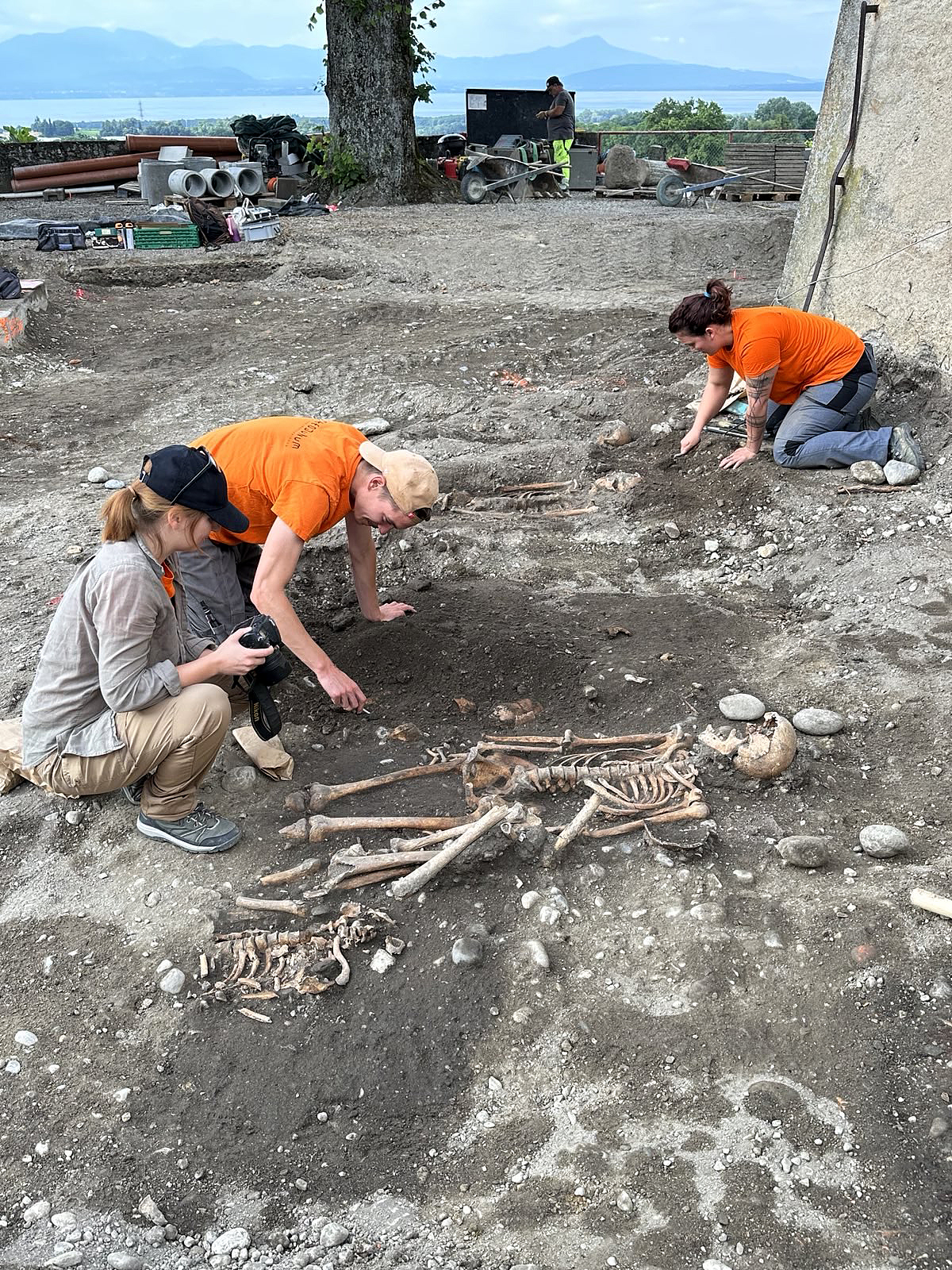 Lavigny: une dizaine de squelettes déterrés vers l’église