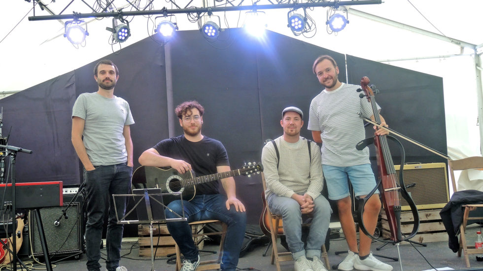 Un festival convivial sous un arbre
