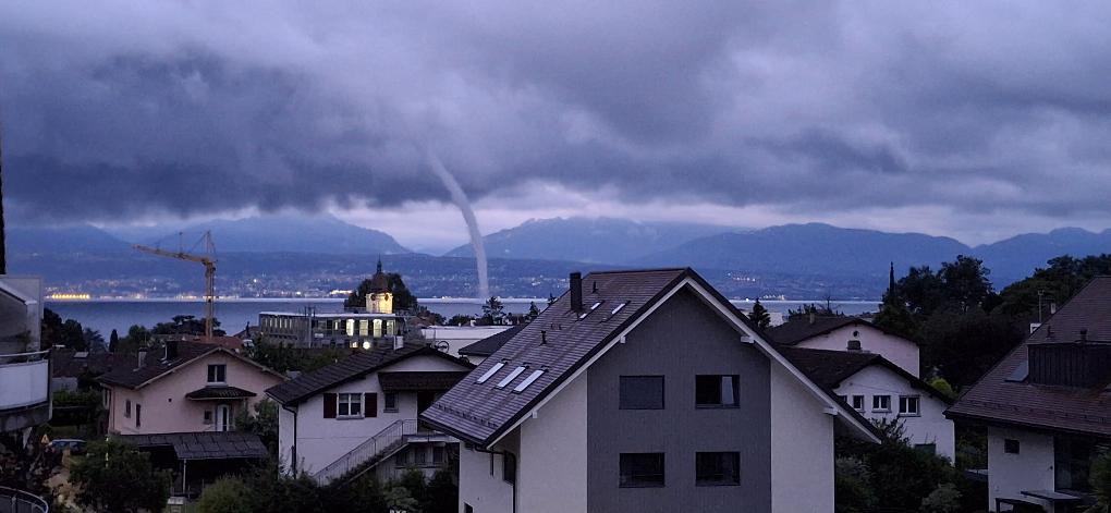 Un tourbillon d’eau sur le lac en face de Morges