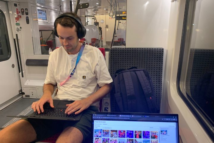 Romain Bory, mon confrère de La Côte et moi-même en train de finaliser nos articles dans le RER. Photo: Rempe