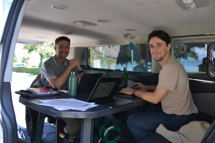 Dans le minibus, l'ambiance est toujours bon enfant mais néanmoins productive. Ici: Maxime Schwarb (à g.) et Lucas Philippoz. Photo: Rutschmann.