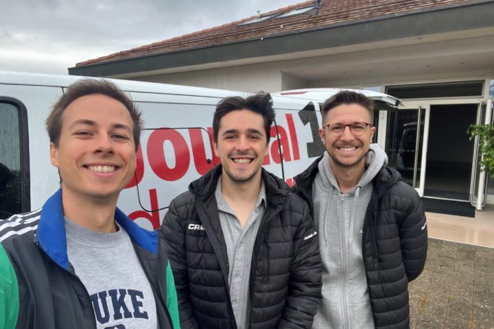 Maxime Rutschmann, Lucas Philippoz et Maxime Schwarb, tout sourire pour accueillir les visiteurs de passage entre la rédaction de deux articles. (Manque Sarah Rempe) Photo: Philippoz.