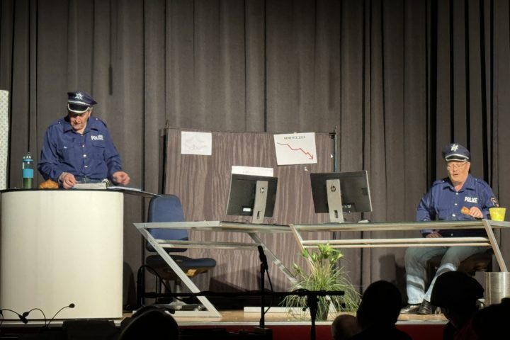 Les sketchs sur l’administration sont remarquablement servis pas une dizaines de comédiens de la troupe. Photo: Jotterand