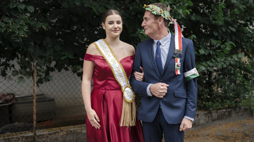 Jeunes femmes au bras, armes au poing