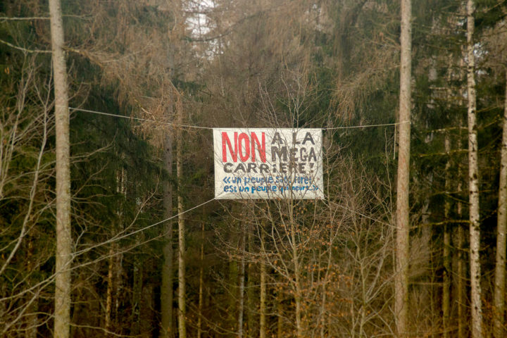 Nouvelles banderoles contre la gravière de Ballens