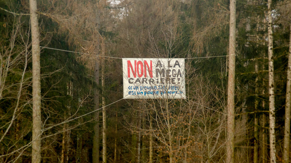 Nouvelles banderoles contre la gravière de Ballens