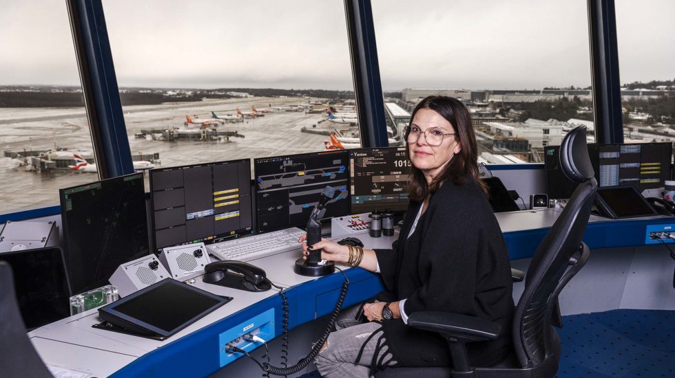 Depuis sa tour de contrôle, elle guide les avions