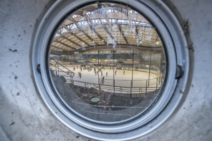 Le district divisé pour aider la patinoire