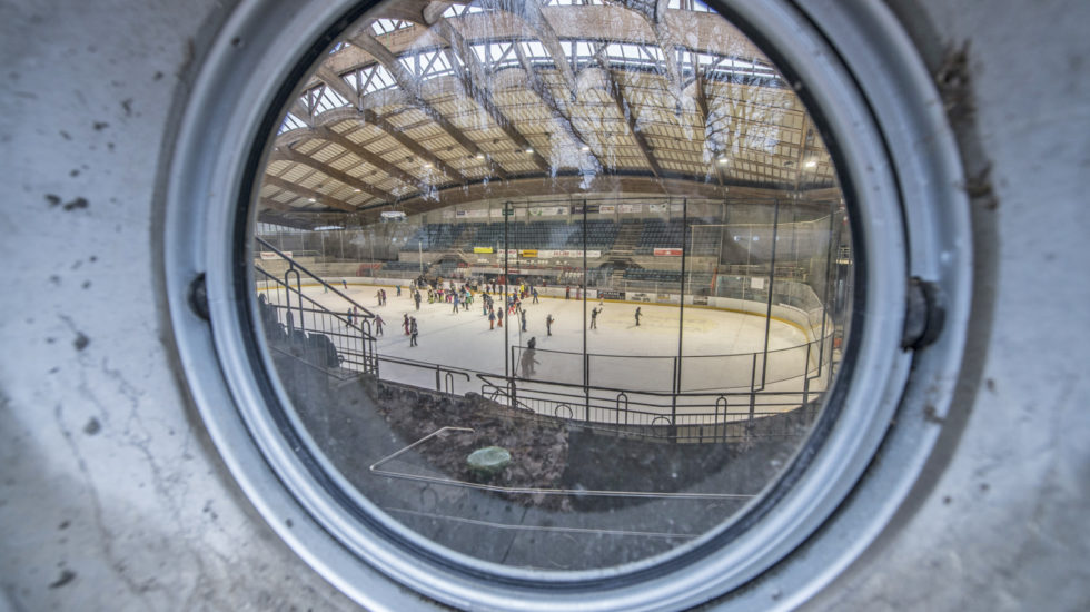 Le district divisé pour aider la patinoire