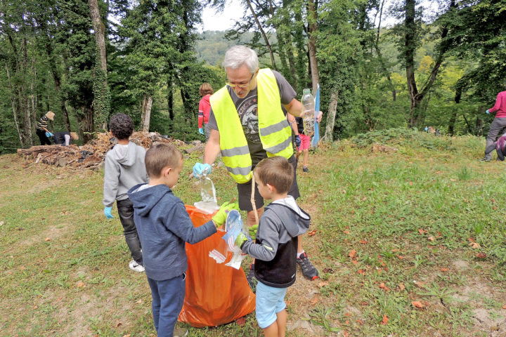 Traditionnelle chasse aux déchets sauvages