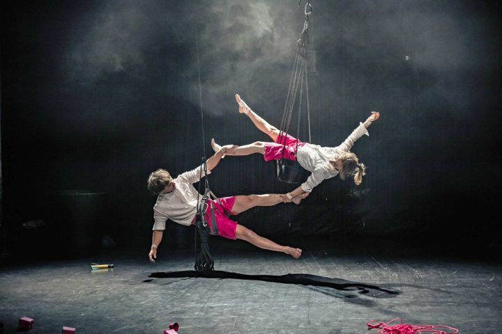 Jeux de trapèze sous chapiteau du cirque Coquino