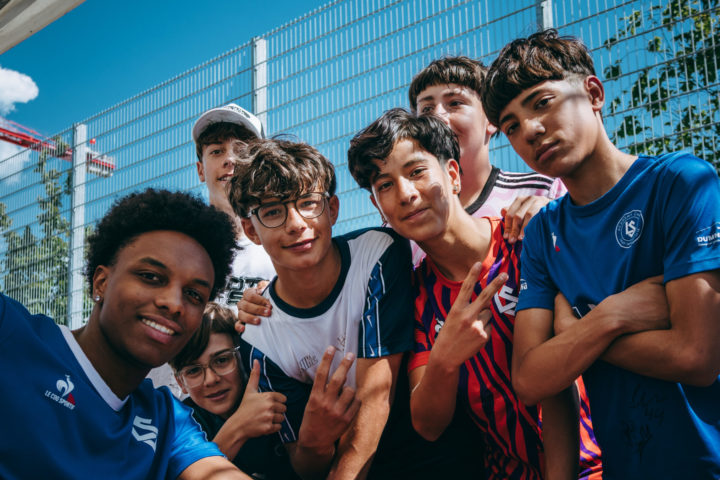 Les jeunes fans de Bussigny avec le meilleur joueur du Lausanne Sport Alvyn Sanches. Photo: Lausanne-Sport