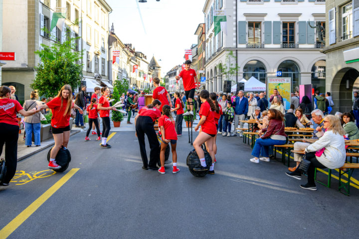 La rue Louis-de-Savoie peut à nouveau pavoiser