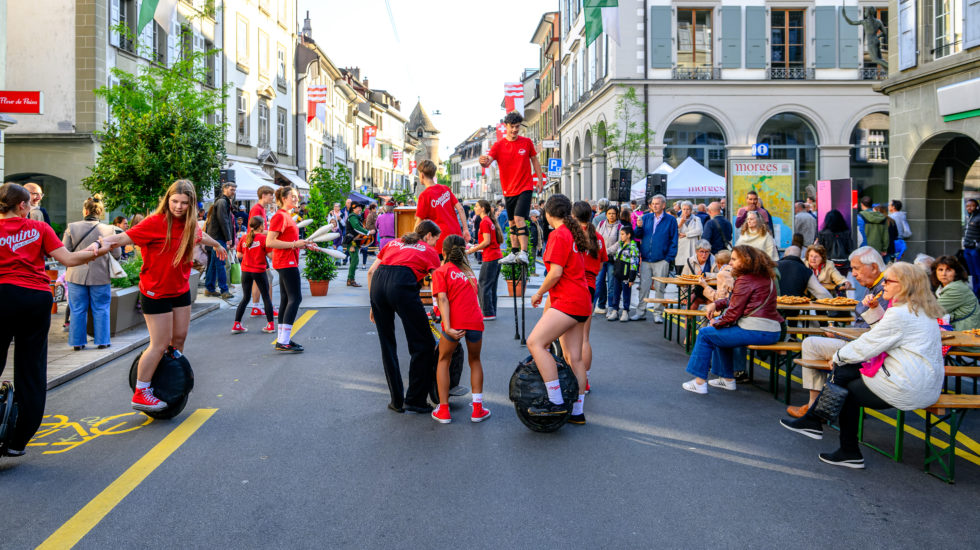 La rue Louis-de-Savoie peut à nouveau pavoiser