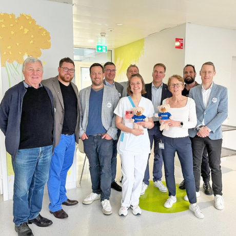 Plus de 100 oursons en peluche offerts aux enfants malades