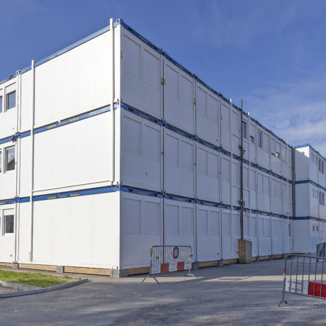 Ça ira mieux demain… L’école dans  du préfabriqué