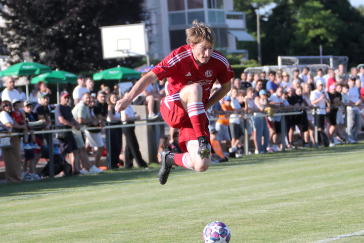 Aubonne, le 18 juin 2025. Football 3me ligue, finales. Le FC Chne Aubonne reoit le FC Vignoble. En rouge, Noah Grande (Aubonne) et du public.©Franois Moesching