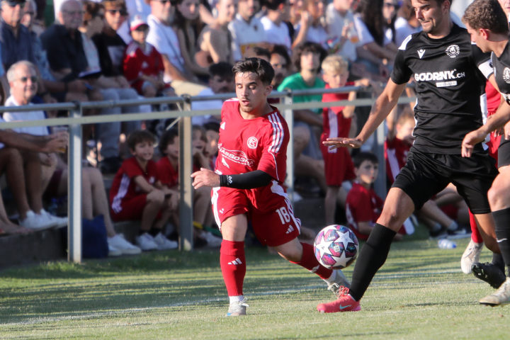 Aubonne, le 18 juin 2025. Football 3me ligue, finales. Le FC Chne Aubonne reoit le FC Vignoble. En rouge, Alessandro Mollo (Aubonne) et du public.©Franois Moesching