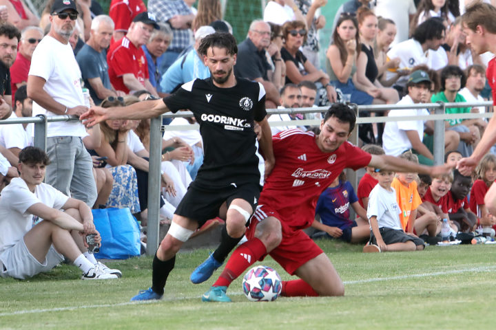 Aubonne, le 18 juin 2025. Football 3me ligue, finales. Le FC Chne Aubonne reoit le FC Vignoble. En rouge, Hugo Chkroun (Aubonne) et du public.©Franois Moesching