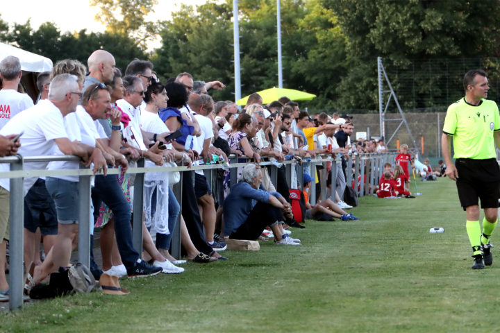 Aubonne, le 18 juin 2025. Football 3me ligue, finales. Le FC Chne Aubonne reoit le FC Vignoble. Pour une fois qu'il y avait du monde.©Franois Moesching