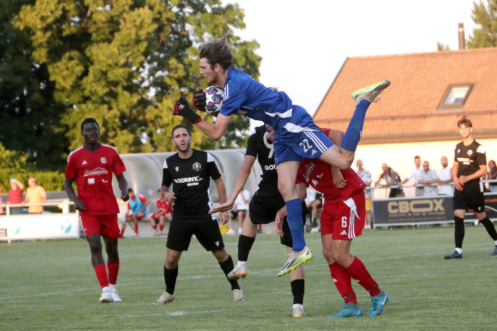 Aubonne, le 18 juin 2025. Football 3me ligue, finales. Le FC Chne Aubonne reoit le FC Vignoble. Le gardien Colin Barraud (Aunonne) a tout donn mais en vain.©Franois Moesching