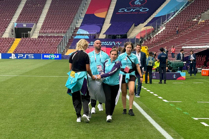 Yacine Chalbi (au centre) fait partie de l'équipe responsable d'installer les bâches et drapeaux au début des matchs. Photo: DR