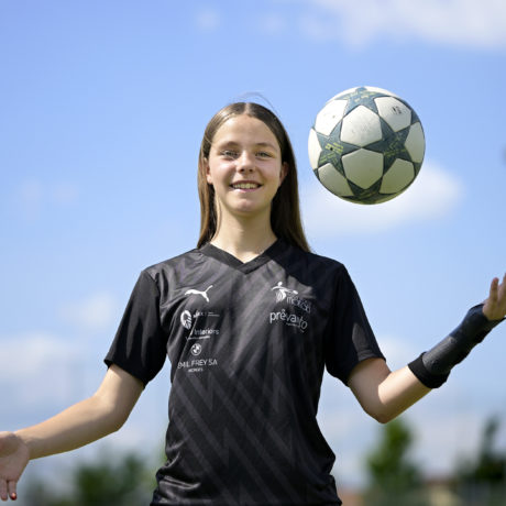 Eva Rentsch brille avec les garçons de Foot Région Morges