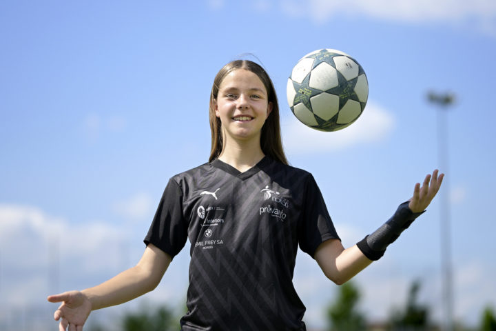 Eva Rentsch brille avec les garçons de Foot Région Morges