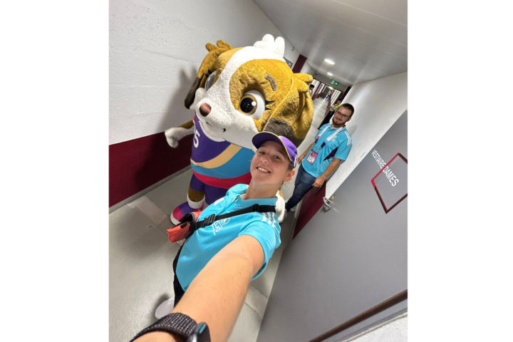 Stefania Sterjov avec la mascotte du tournoi Maddli. Photo: DR