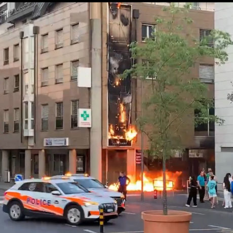 Les panneaux publicitaires du Pont-Neuf en feu!