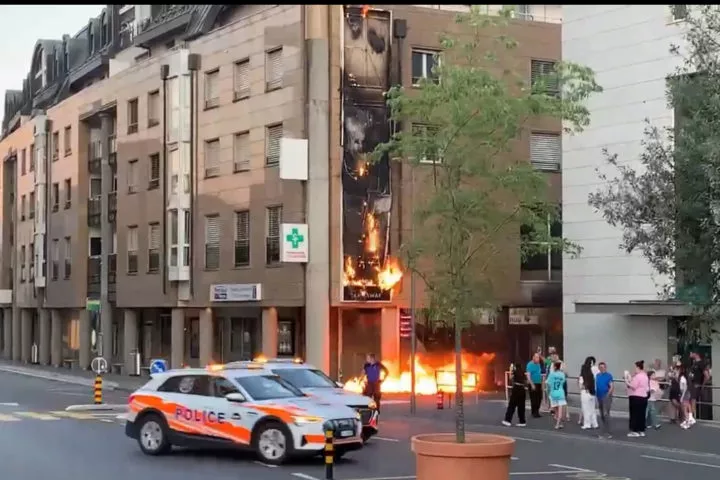 Les panneaux publicitaires du Pont-Neuf en feu!