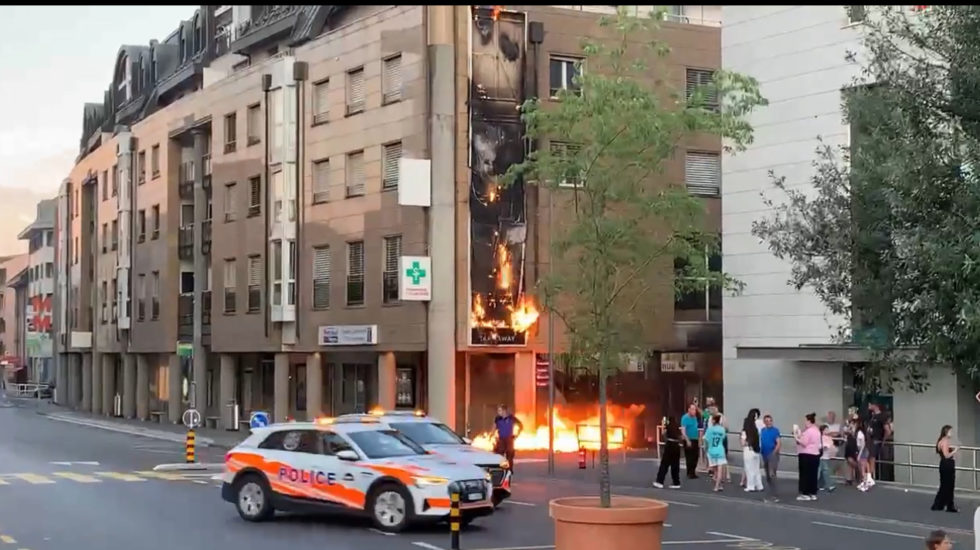 Les panneaux publicitaires du Pont-Neuf en feu!