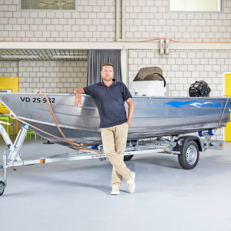 Il subit quatre vols de son moteur à bateau