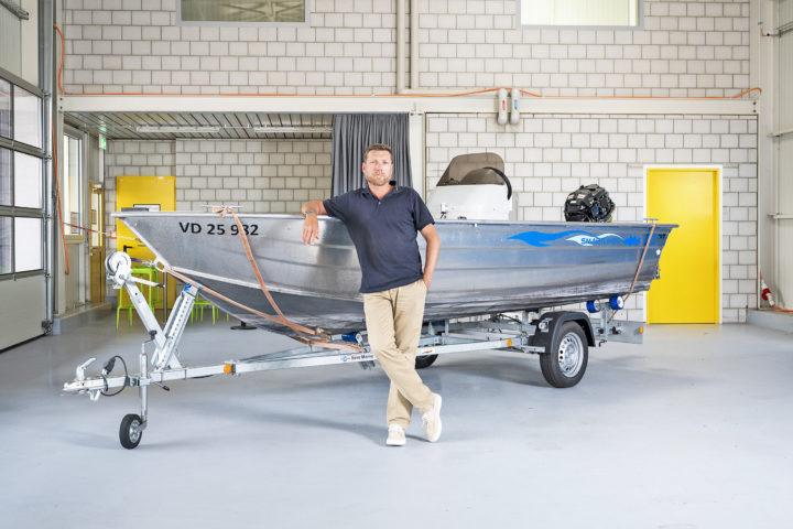 Il subit quatre vols de son moteur à bateau