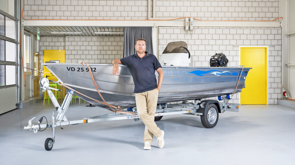 Il subit quatre vols de son moteur à bateau