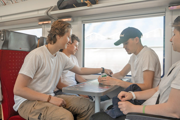 Ils se préparent pour une course en train à travers le pays
