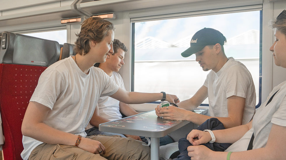 Ils se préparent pour une course en train à travers le pays