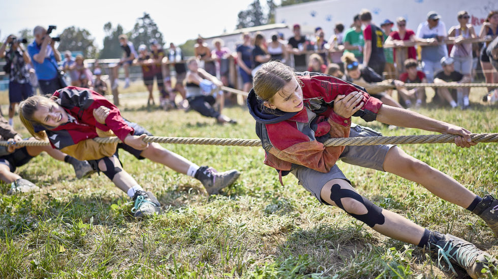 Les filles en vedette à la lutte et au tir à la corde du giron