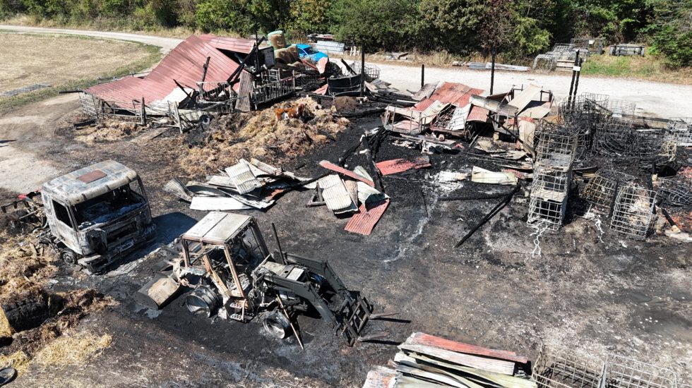 Le feu détruit un hangar agricole à Cuarnens
