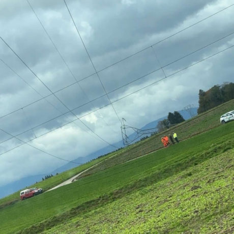 BAM arrêté, pylône arraché, route barrée et arbres déracinés dans la région