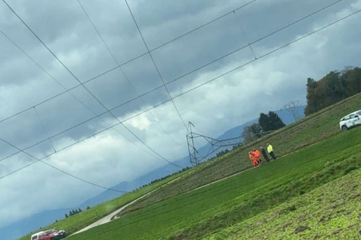BAM arrêté, pylône arraché, route barrée et arbres déracinés dans la région
