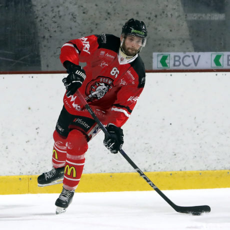 Forward part à l’assaut du leader